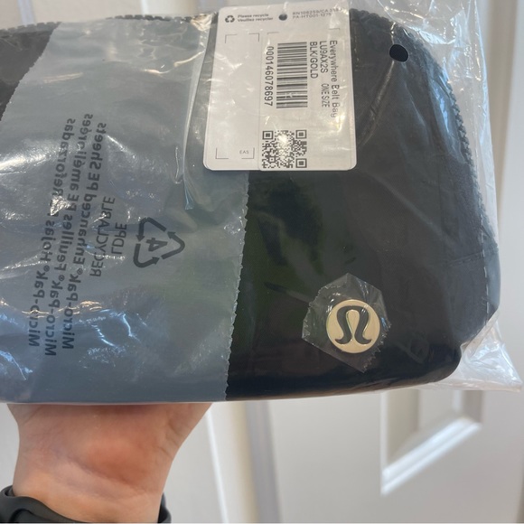 NWT Black / GOLD Lululemon Everywhere Belt bag 1L original size GOLD metal logo - Picture 15 of 15